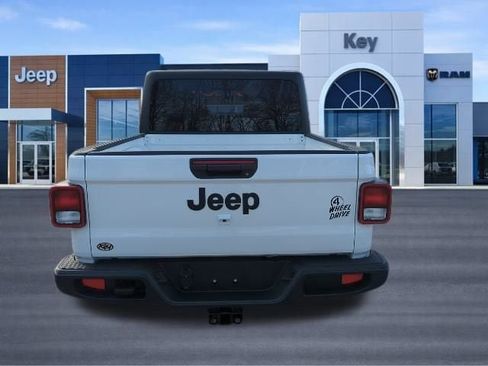 Used 2023 Jeep Gladiator Willys image 4