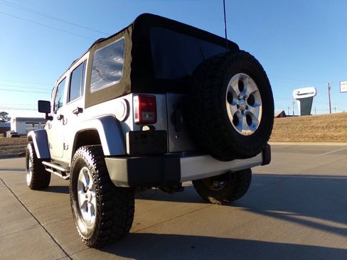 Used 2015 Jeep Wrangler Unlimited Sahara w/ Connectivity Group AWD/4WD image 32