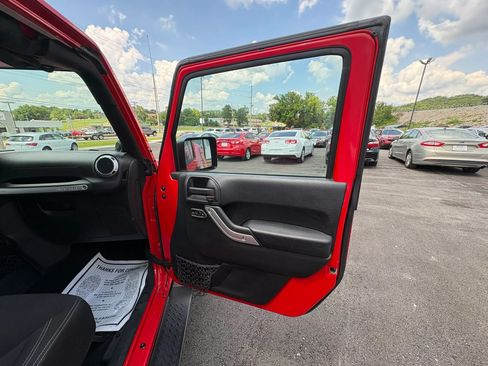 Used 2014 Jeep Wrangler Unlimited Sahara w/ Dual Top Group AWD/4WD image 35
