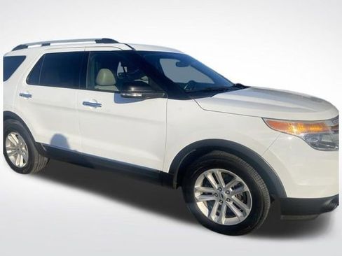 Used 2015 Ford Explorer XLT w/ Equipment Group 202A AWD/4WD image 4