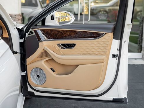 Used 2025 Bentley Flying Spur Plug-In Hybrid AWD/4WD image 30