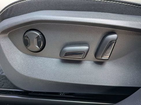 New 2026 Volkswagen Taos SE FWD image 20