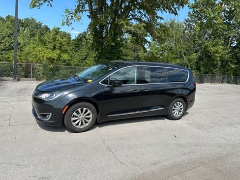 Used 2017 Chrysler Pacifica Touring-L FWD image 13