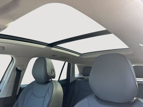 Certified 2025 Volkswagen Tiguan SE w/ Panoramic Sunroof Package AWD/4WD image 18