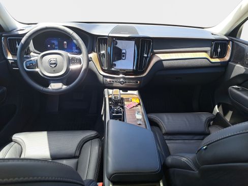 Used 2023 Volvo XC60 B5 Ultimate w/ Climate Package FWD image 9