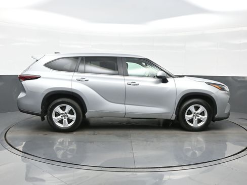 Used 2024 Toyota Highlander LE AWD/4WD image 7