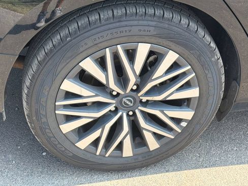 Used 2025 Nissan Altima 2.5 SV FWD image 17