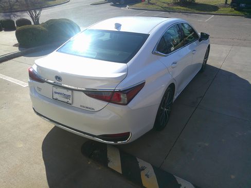 Used 2022 Lexus ES 300h w/ Premium Package image 12