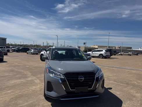 Certified 2024 Nissan Kicks SV image 4