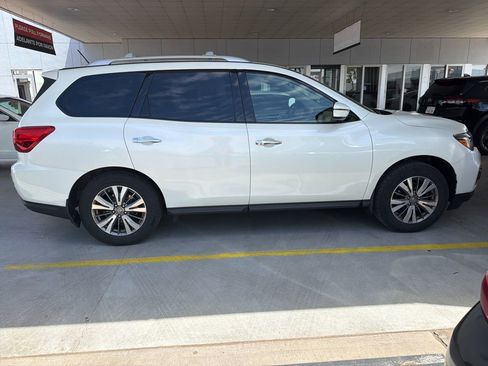 Used 2018 Nissan Pathfinder SV AWD/4WD image 9
