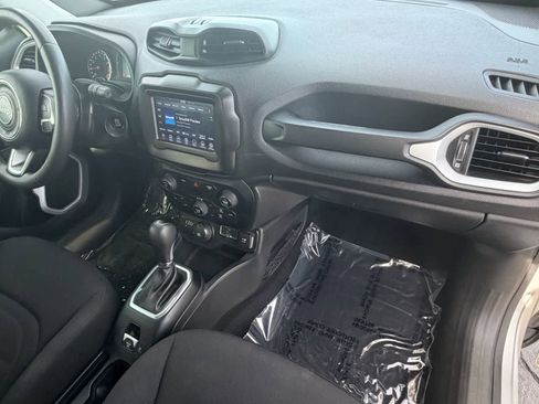 Used 2019 Jeep Renegade Latitude w/ Popular Equipment Group image 10