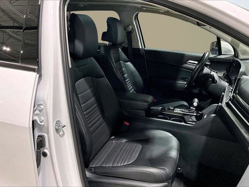 Used 2025 Kia Sportage SX image 8