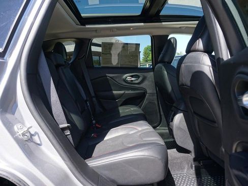 Used 2021 Jeep Cherokee Trailhawk AWD/4WD image 28