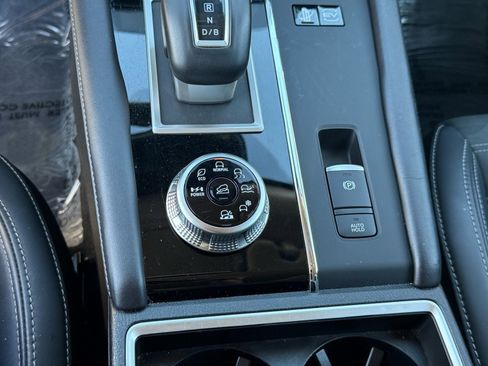 Used 2024 Mitsubishi Outlander 4WD Plug-In Hybrid image 28