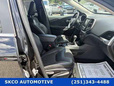 Used 2018 Jeep Cherokee Latitude Plus AWD/4WD image 13