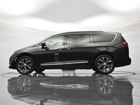 Used 2017 Chrysler Pacifica Limited w/ UConnect Theater Package FWD image 44