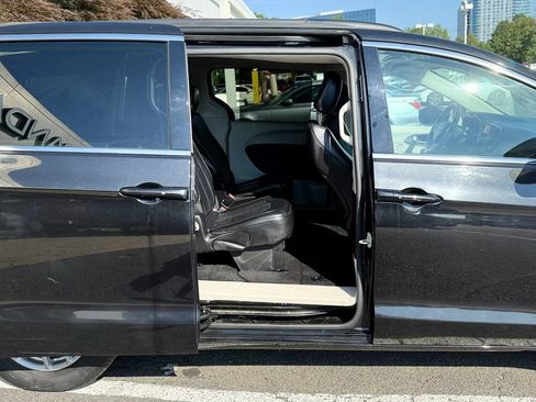 Used 2022 Chrysler Pacifica Touring-L FWD image 31