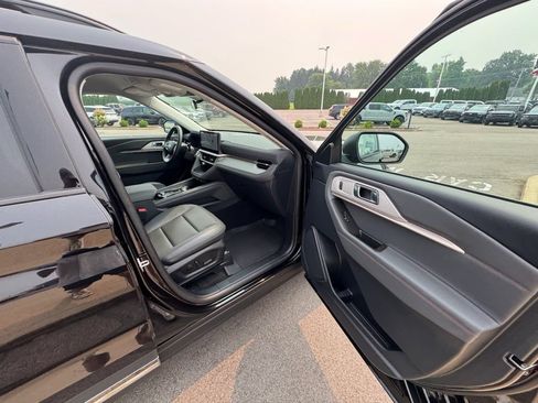 Used 2025 Ford Explorer Active w/ Active Comfort Package AWD/4WD image 11