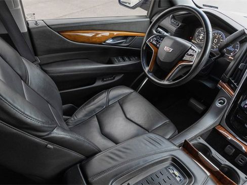 Used 2015 Cadillac Escalade Luxury image 24