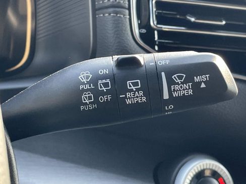 Used 2025 Jeep Wagoneer L Series II w/ 8-pass Seating Package image 27