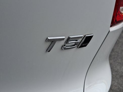 Used 2022 Volvo XC40 T5 R-Design w/ Advanced Package image 34