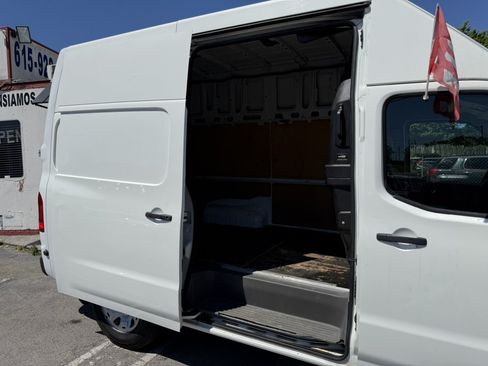 Used 2021 Nissan NV 3500 SV RWD image 10