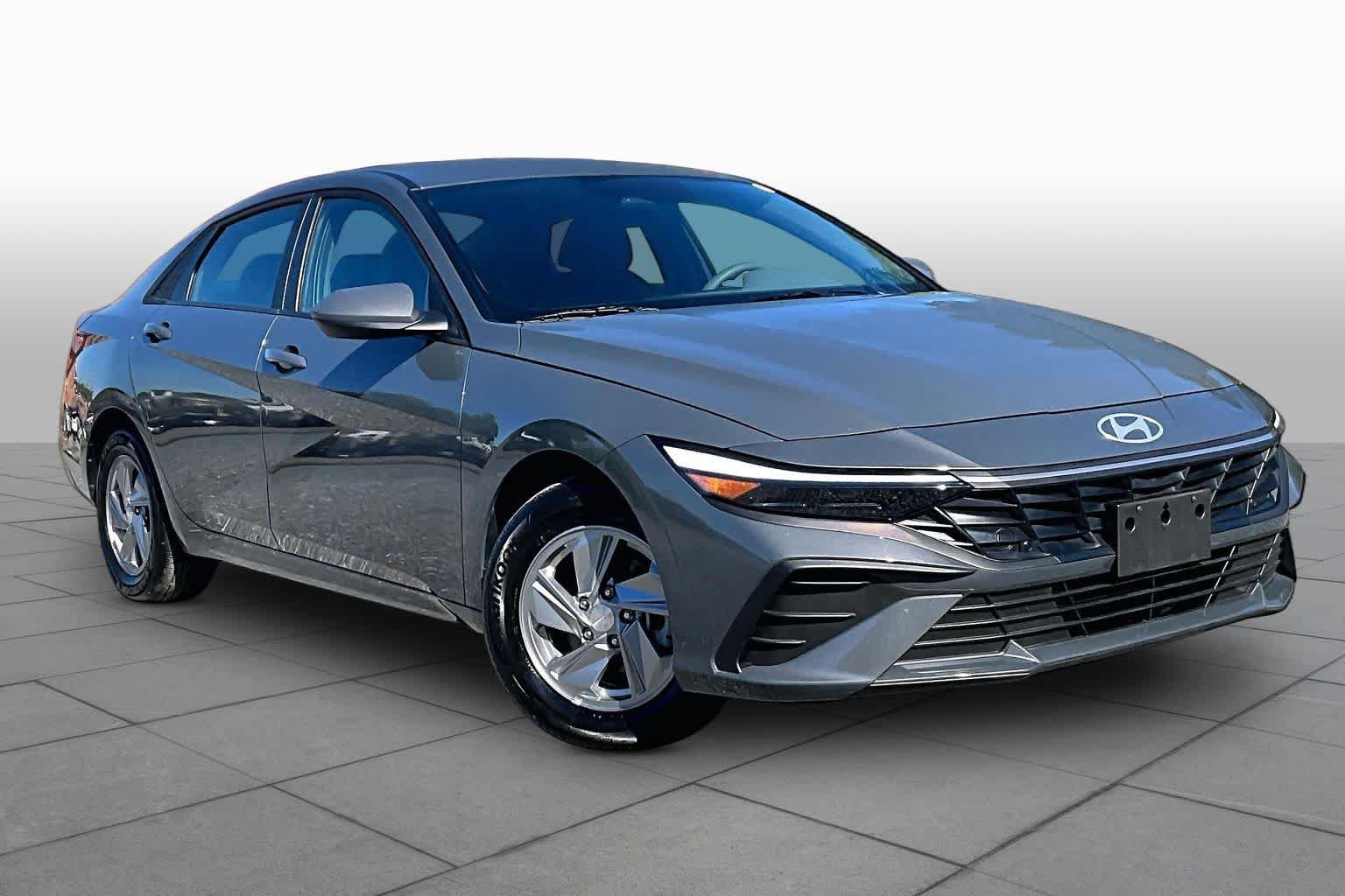 Used 2026 Hyundai Elantra SE FWD image 3