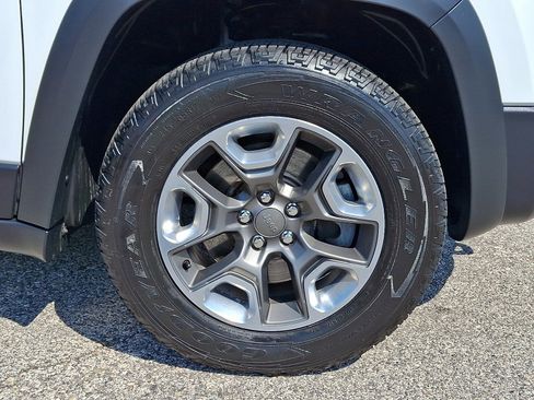 Used 2019 Jeep Cherokee Trailhawk image 8