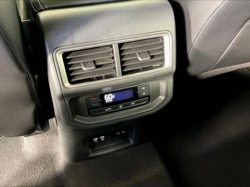 Used 2024 Volkswagen Atlas SE image 33