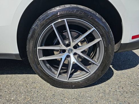 Used 2025 Porsche Macan AWD/4WD image 9