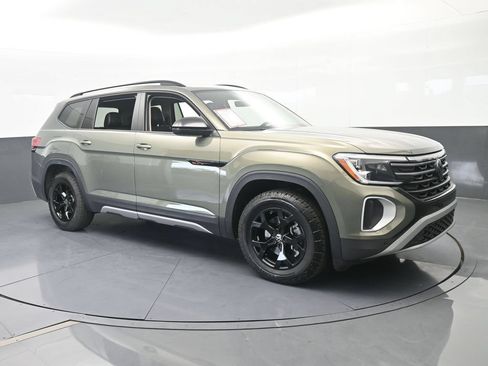 Used 2024 Volkswagen Atlas Peak Edition SE AWD/4WD image 8