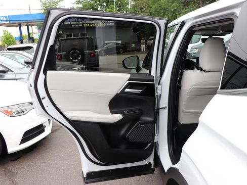 Used 2025 Mitsubishi Outlander SE AWD/4WD image 27