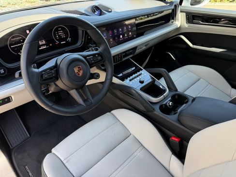 Used 2026 Porsche Cayenne Coupe AWD/4WD image 4