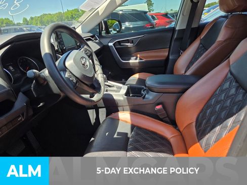Used 2022 Toyota RAV4 XLE w/ Convenience Package FWD image 4