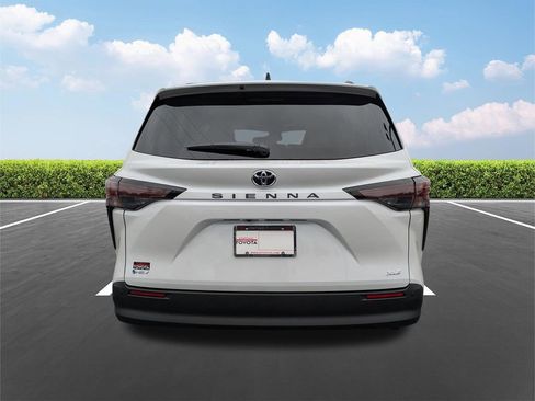 New 2026 Toyota Sienna XLE FWD image 5