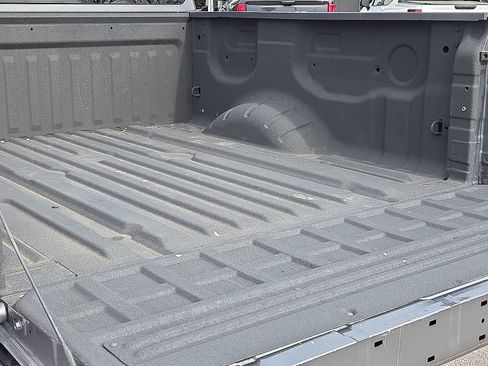 Used 2017 Nissan Titan SV image 9