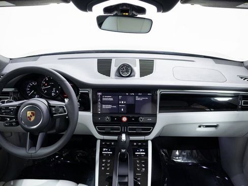 Certified 2025 Porsche Macan image 13