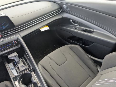 New 2025 Hyundai Elantra SEL FWD image 15