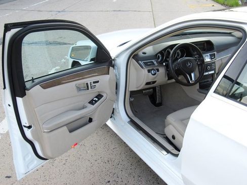 Used 2016 Mercedes-Benz E 350 4MATIC Sedan w/ Premium Package image 16