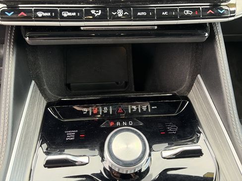 Used 2024 Jeep Wagoneer Series III AWD/4WD image 25