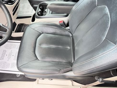 Used 2022 Chrysler Pacifica Touring-L FWD image 14