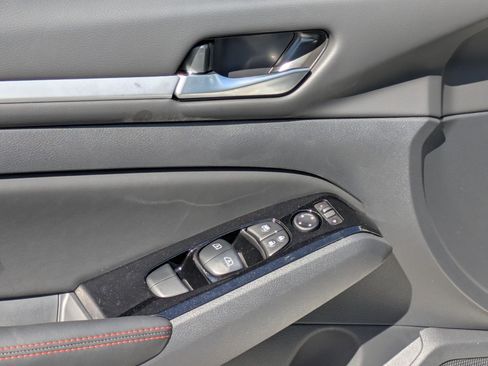 New 2025 Nissan Altima 2.5 SR image 12