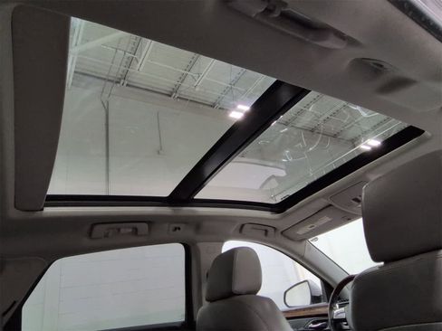 Used 2010 Cadillac SRX Luxury image 23