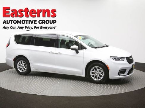 Used 2023 Chrysler Pacifica Touring-L FWD image 47