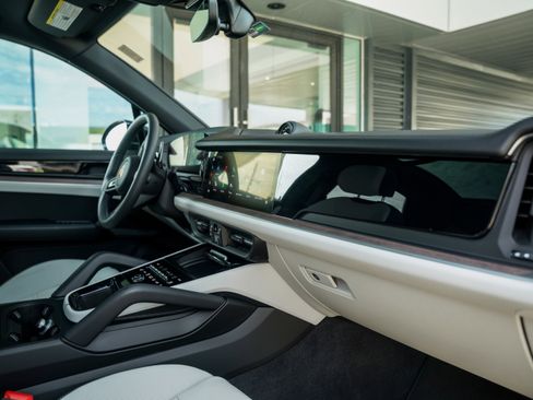 Certified 2025 Porsche Cayenne E-Hybrid image 33