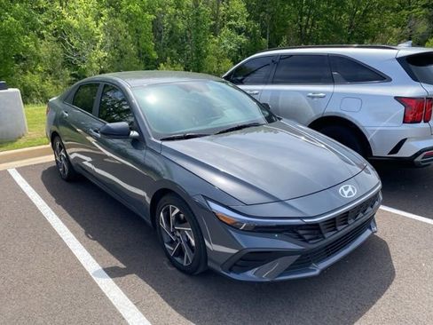 Used 2025 Hyundai Elantra Sport image 3