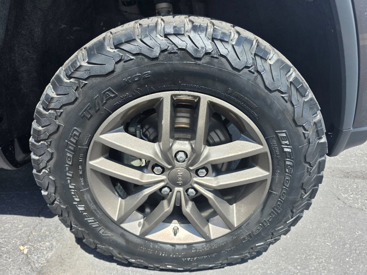 Used 2017 Jeep Grand Cherokee Laredo AWD/4WD image 12