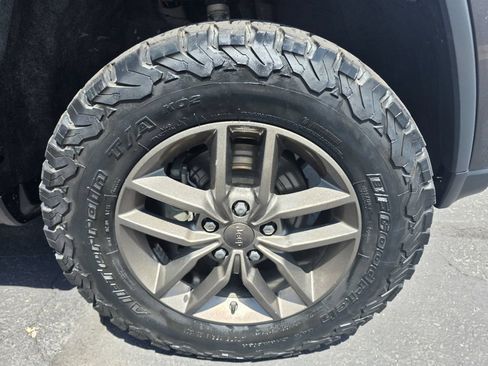 Used 2017 Jeep Grand Cherokee Laredo AWD/4WD image 12