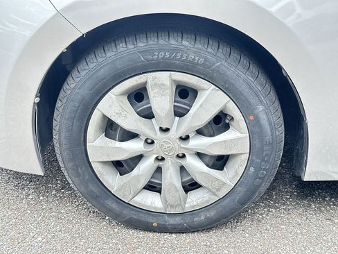 Used 2015 Toyota Corolla LE FWD image 12