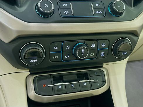 Used 2020 GMC Acadia Denali w/ Technology Package FWD image 24